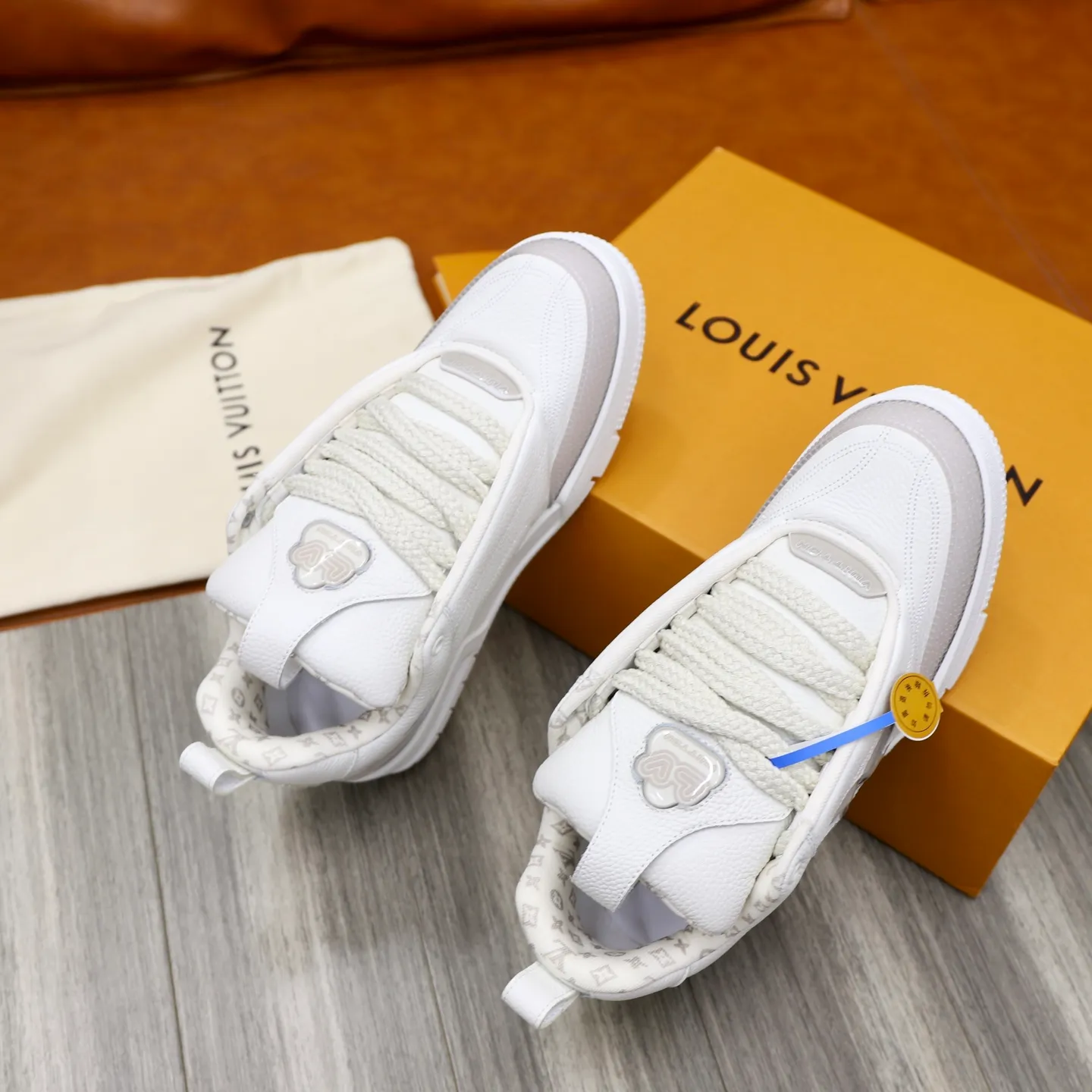 Men's shoes 💰: 860💰 LV Louis Vuitton TRAINER new sneakers are shipped. Louis Vuitton men's artistic director Virgil Abloh took inspiration to create this LV Trainer sneaker. Yingze crystal inlays present a colorful effect, with two gorgeous effect colors to choose from. The LV diamond letter logo badge on the tongue is gorgeous and noble. The LV letters are decorated on the side. The outsole is decorated with a Monogram flower pattern. It shows the trend of elegance and nobility! Men's model: 39-44 (38, 45, 46 customized)
